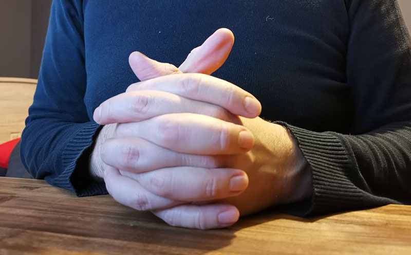 ¿Qué dedo pulgar queda por encima? ¿El izquierdo o el derecho?
